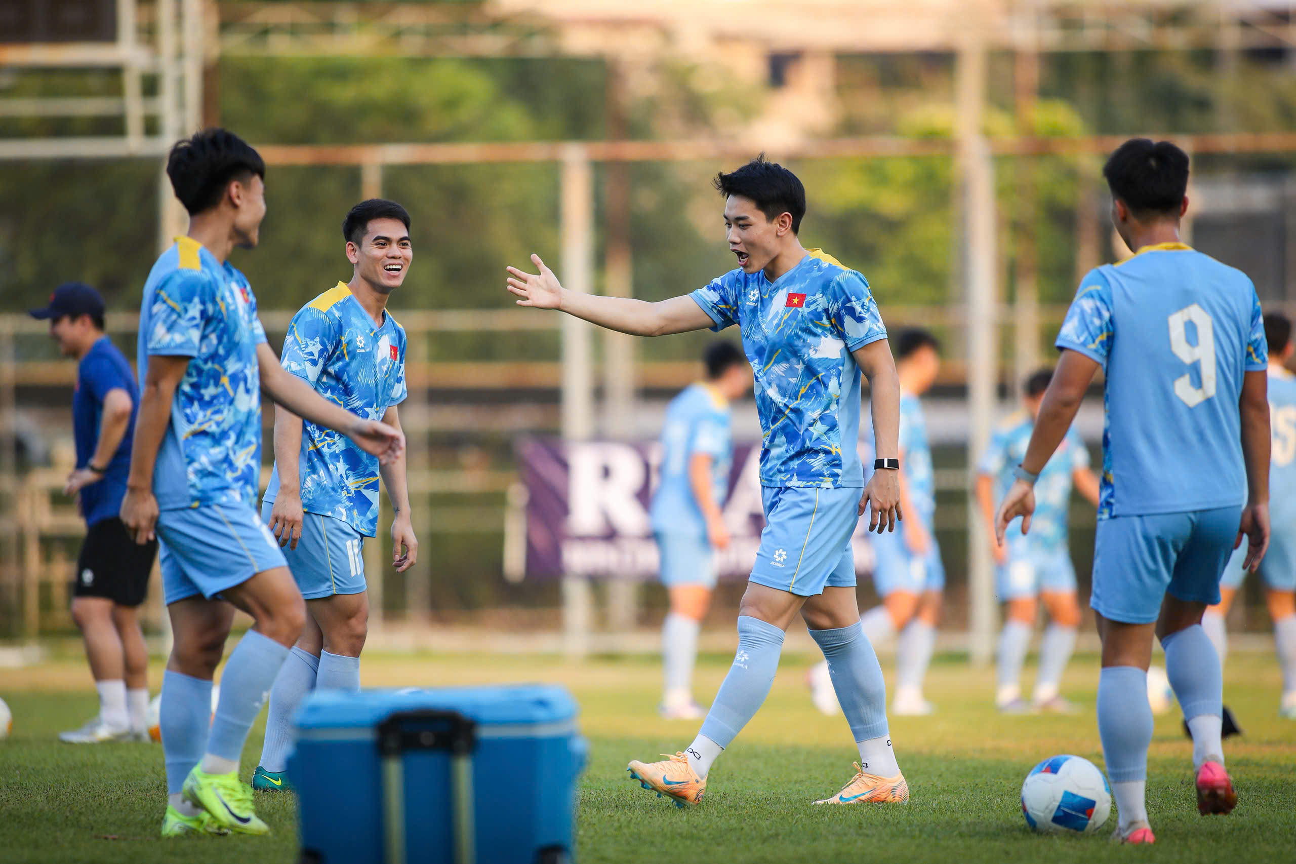 Đình Bắc cảm kích HLV Polking, bí quyết tâm lý đặc biệt của U.23 Việt Nam... - Ảnh 2.