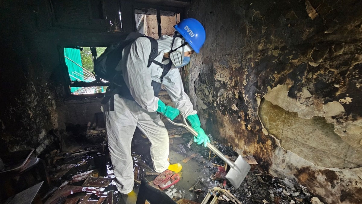 Cháy chung cư Hồng Kông: Thi thể hóa tro bụi, căn hộ cháy đen - Ảnh 3.