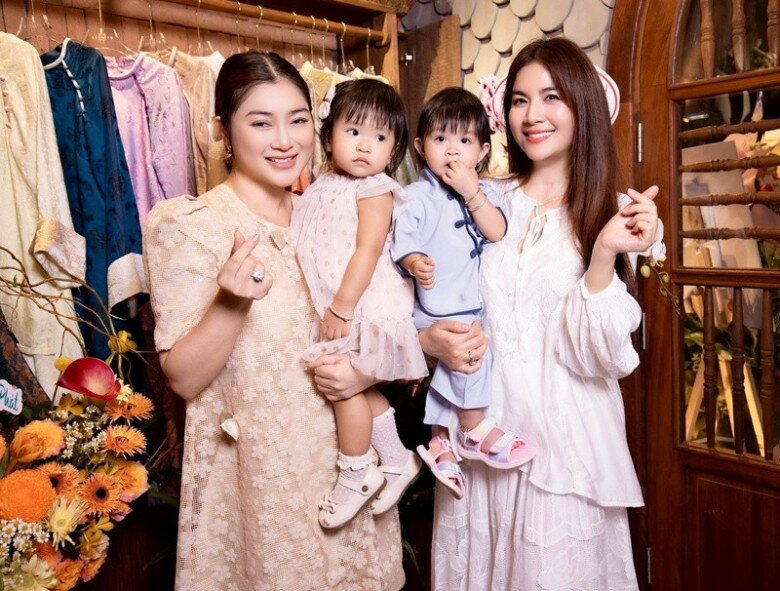 Sao Việt 24h: Con gái Kha Ly và Thanh Trúc ôm hôn thân thiết, từ nhỏ đã "dính" nhau như 2 "công chúa sinh đôi" 5 2 nhóc tì nhà Kha Ly và Thanh Trúc gây ngưỡng mộ khi thân thiết ngay từ nhỏ.