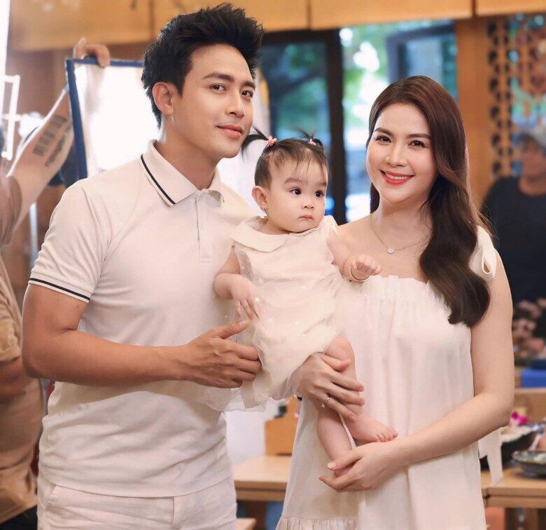 Sao Việt 24h: Con gái Kha Ly và Thanh Trúc ôm hôn thân thiết, từ nhỏ đã "dính" nhau như 2 "công chúa sinh đôi" 6 Kha Ly và Thanh Duy hạnh phúc đón ái nữ sau nhiều năm chờ đợi.