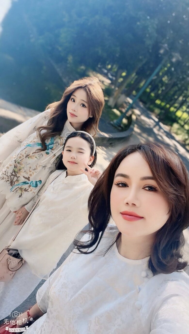 Sao Việt 24h: Con gái Kha Ly và Thanh Trúc ôm hôn thân thiết, từ nhỏ đã "dính" nhau như 2 "công chúa sinh đôi" 9 Sao Việt 24h: Con gái Kha Ly và Thanh Trúc ôm hôn thân thiết, từ nhỏ đã amp;#34;dínhamp;#34; nhau như 2 amp;#34;công chúa sinh đôiamp;#34; - 8