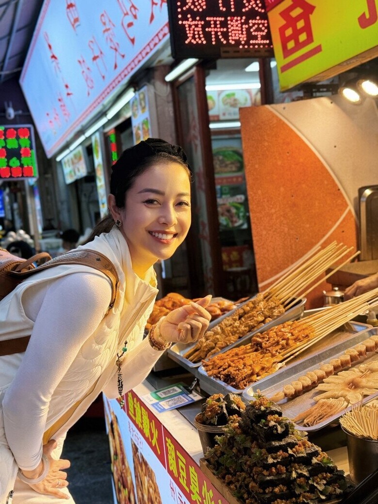 Sao Việt 24h: Con gái Kha Ly và Thanh Trúc ôm hôn thân thiết, từ nhỏ đã "dính" nhau như 2 "công chúa sinh đôi" 13 Sao Việt 24h: Con gái Kha Ly và Thanh Trúc ôm hôn thân thiết, từ nhỏ đã amp;#34;dínhamp;#34; nhau như 2 amp;#34;công chúa sinh đôiamp;#34; - 12