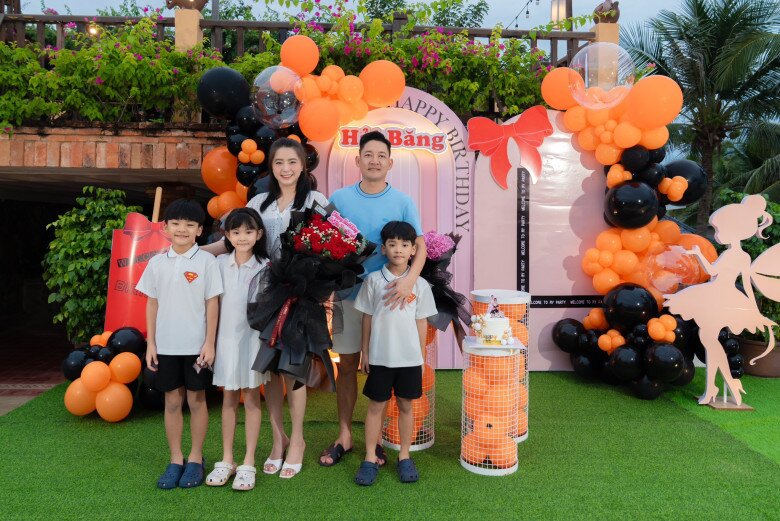 Sao Việt 24h: Con gái Kha Ly và Thanh Trúc ôm hôn thân thiết, từ nhỏ đã "dính" nhau như 2 "công chúa sinh đôi" 14 Sao Việt 24h: Con gái Kha Ly và Thanh Trúc ôm hôn thân thiết, từ nhỏ đã amp;#34;dínhamp;#34; nhau như 2 amp;#34;công chúa sinh đôiamp;#34; - 13