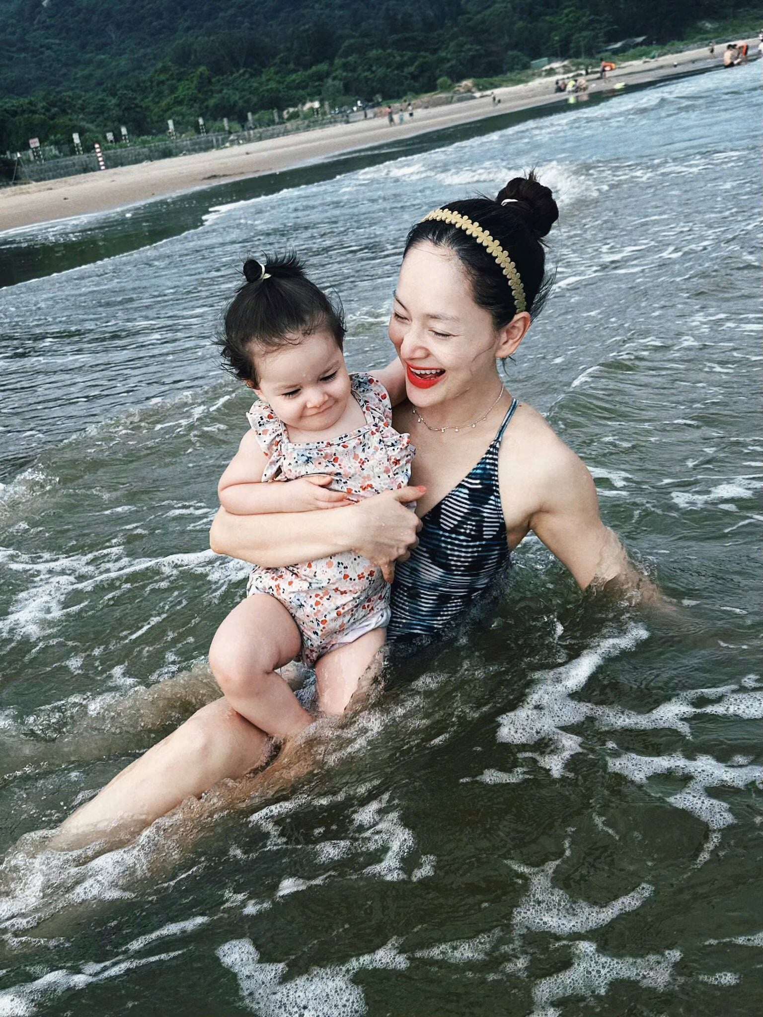 Sao Việt 24h: Con gái Kha Ly và Thanh Trúc ôm hôn thân thiết, từ nhỏ đã "dính" nhau như 2 "công chúa sinh đôi" 16 Sao Việt 24h: Con gái Kha Ly và Thanh Trúc ôm hôn thân thiết, từ nhỏ đã amp;#34;dínhamp;#34; nhau như 2 amp;#34;công chúa sinh đôiamp;#34; - 15