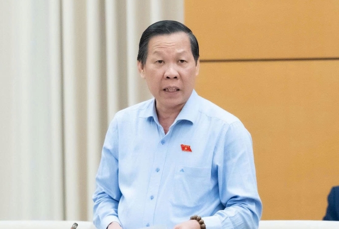 Ông Phan Văn Mãi, Chủ nhiệm Ủy ban Kinh tế và Tài chính trìng bày báo cáo giải trình, tiếp thu tại phiên họp 52 của Ủy ban Thường vụ Quốc hội, tối 2/12. Ảnh: Media Quốc hội