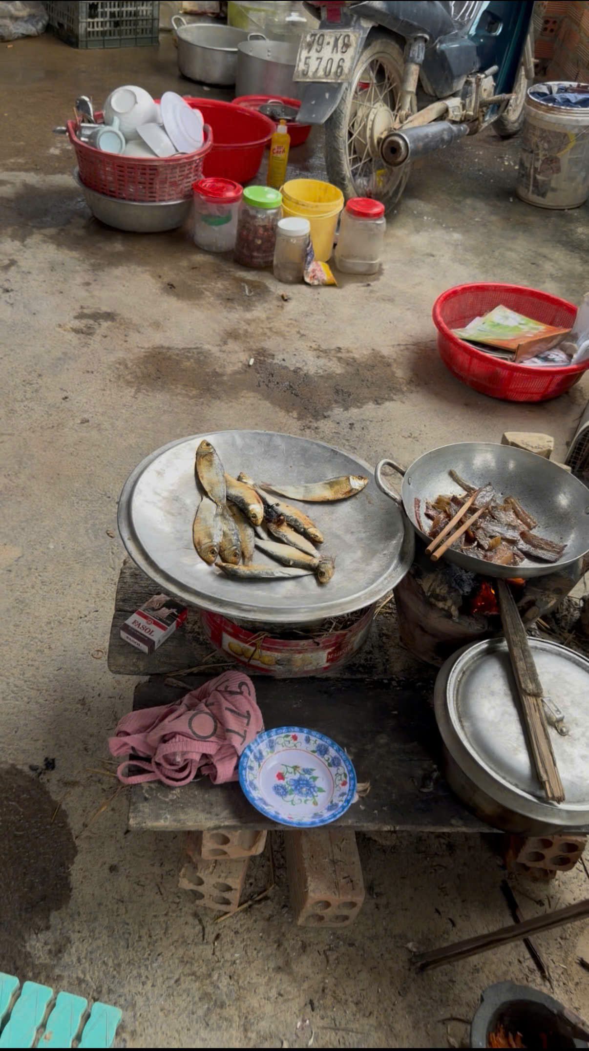 Hồi sinh sau lũ: Người đàn ông 'nổi tiếng' trên mạng do mặc áo... nữ nay thành người dẫn đường 2 lũ - Ảnh 2.