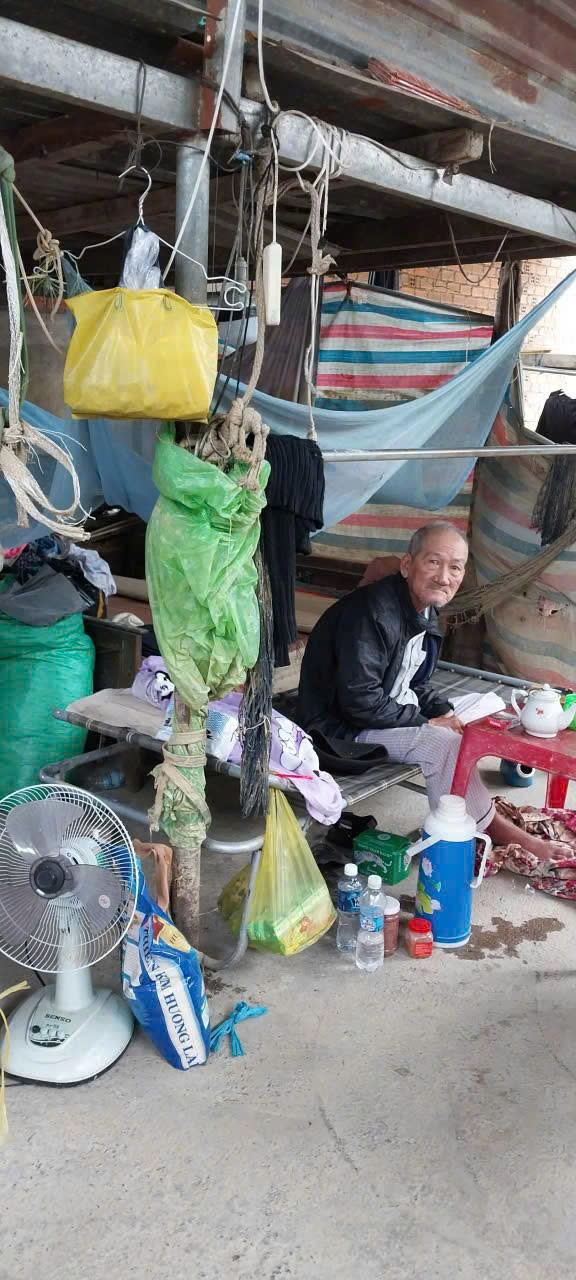 Hồi sinh sau lũ: Người đàn ông 'nổi tiếng' trên mạng do mặc áo... nữ nay thành người dẫn đường 3 lũ - Ảnh 3.