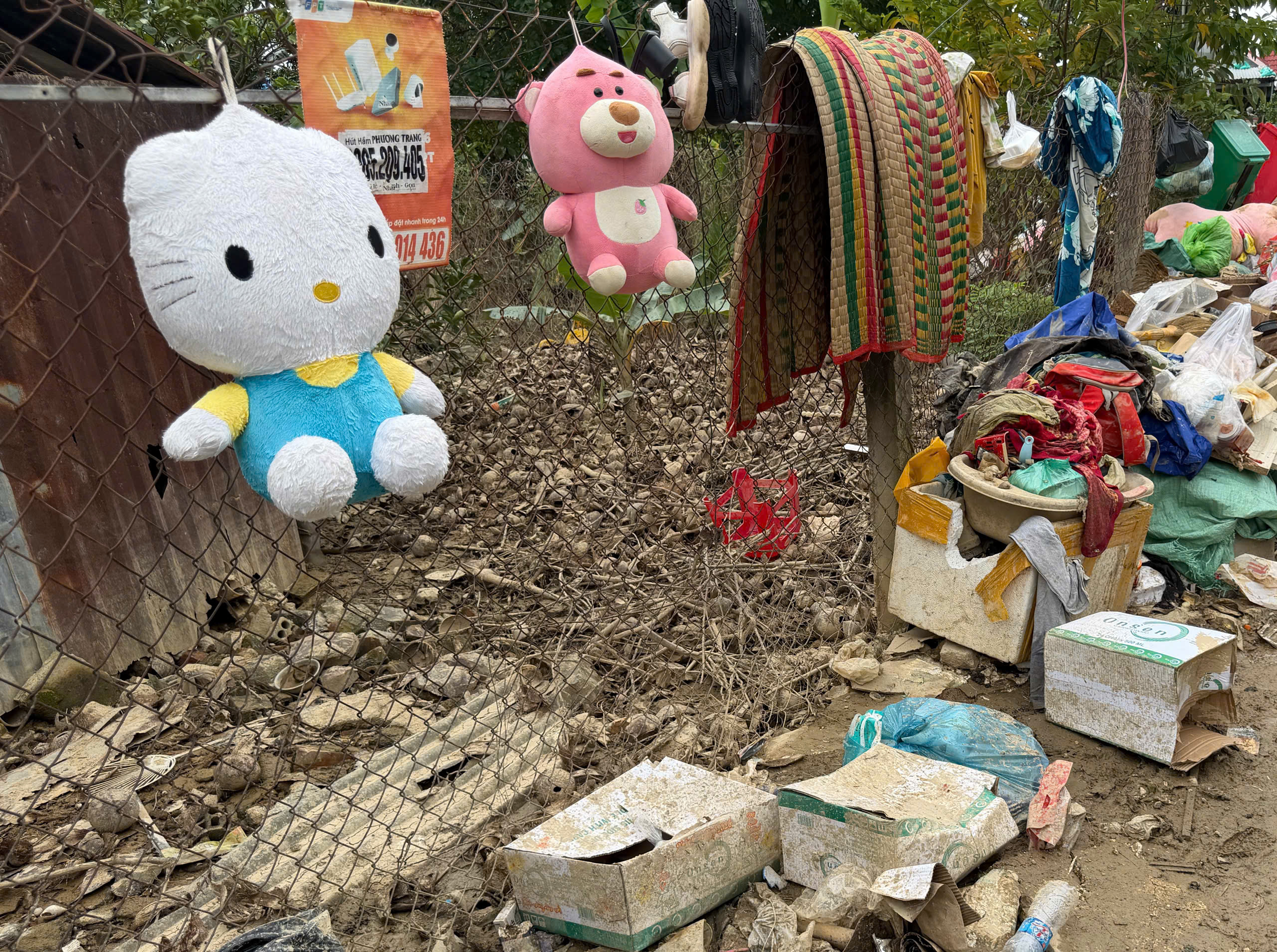 Hồi sinh sau lũ: Người đàn ông 'nổi tiếng' trên mạng do mặc áo... nữ nay thành người dẫn đường 4 lũ - Ảnh 4.