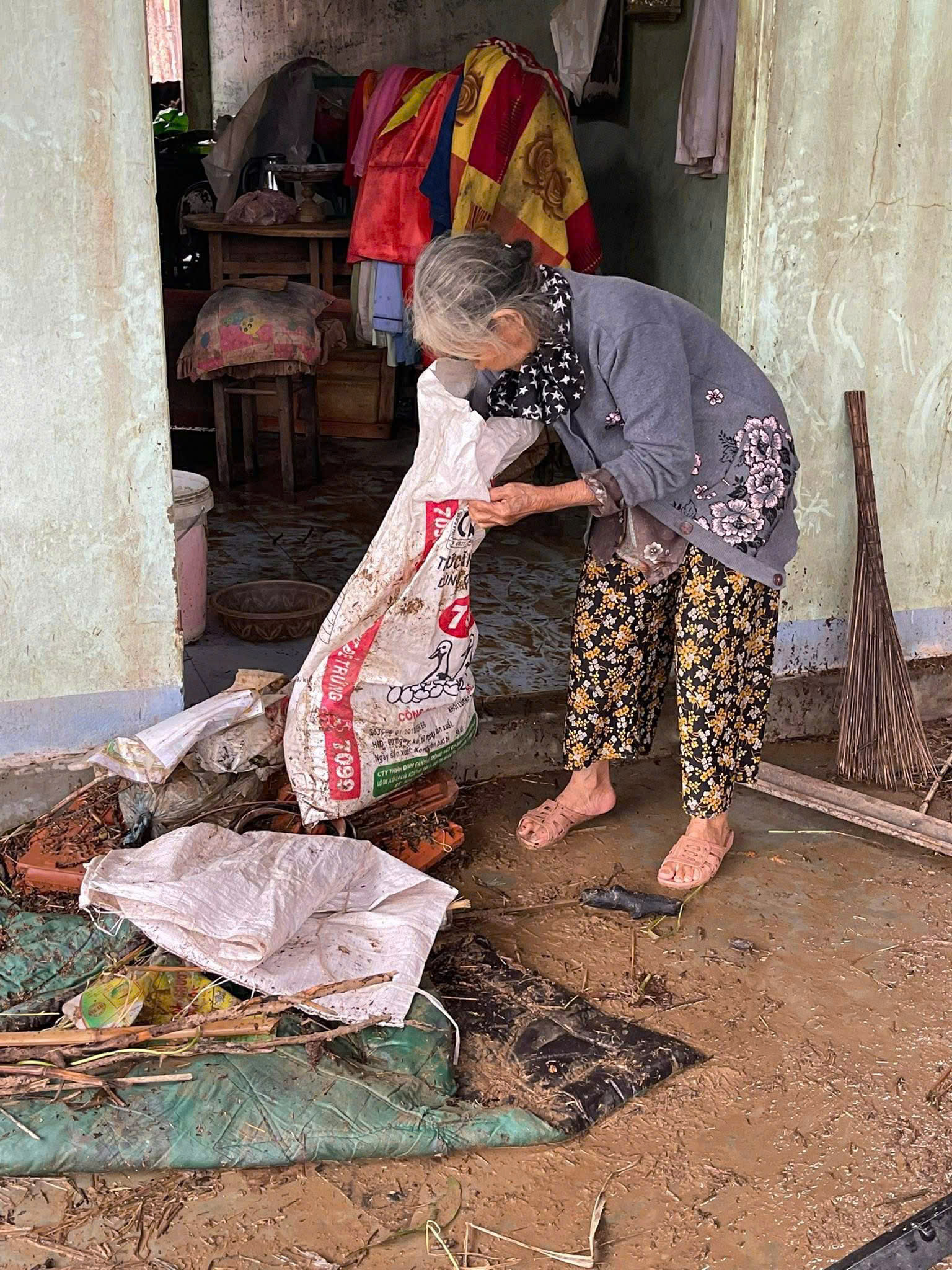 Hồi sinh sau lũ: Người đàn ông 'nổi tiếng' trên mạng do mặc áo... nữ nay thành người dẫn đường 6 Hồi sinh sau lũ: Người đàn ông 'nổi tiếng' trên mạng do mặc áo... nữ nay thành người dẫn đường - Ảnh 7.