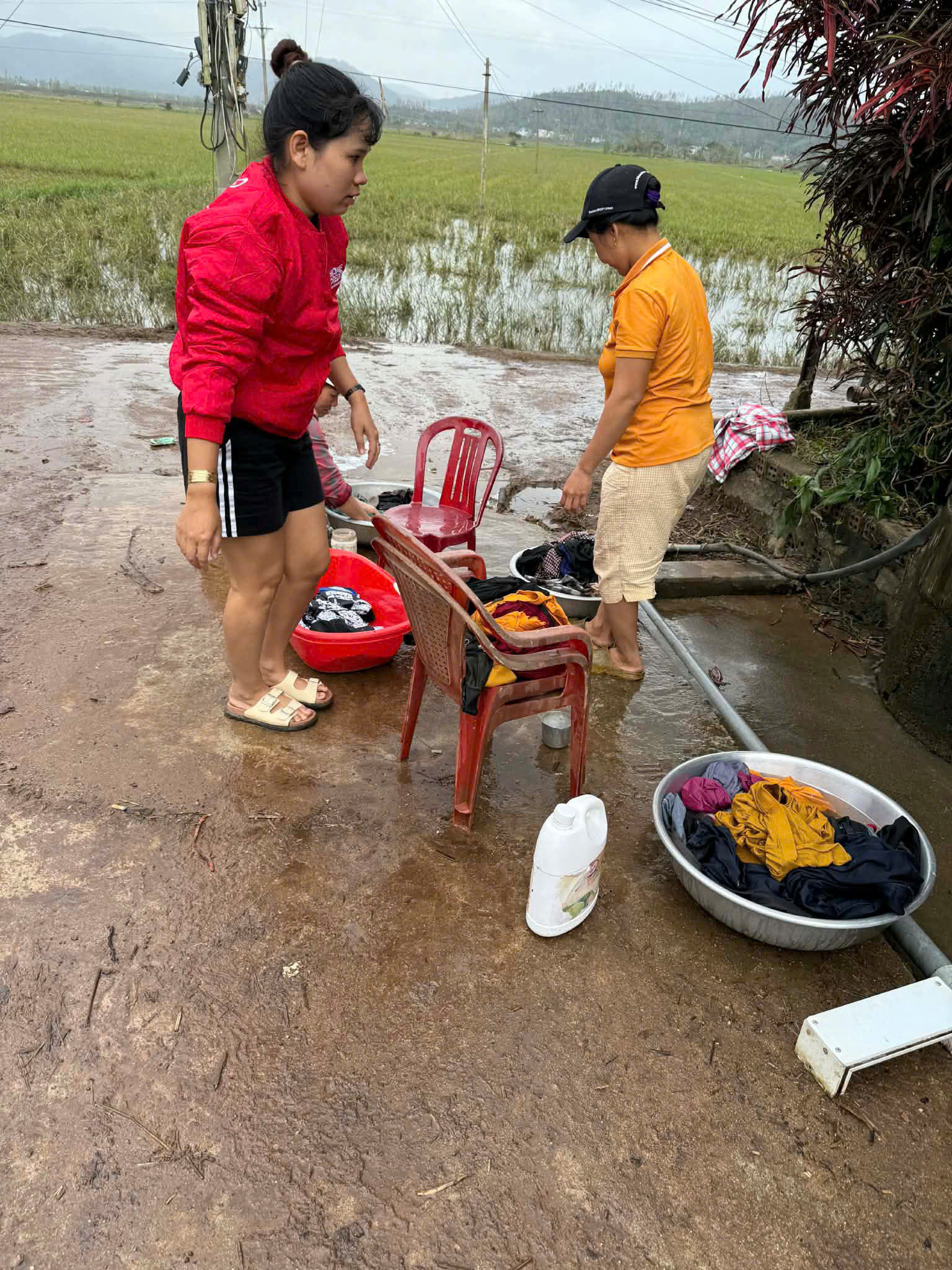 Hồi sinh sau lũ: Người đàn ông 'nổi tiếng' trên mạng do mặc áo... nữ nay thành người dẫn đường 7 Hồi sinh sau lũ: Người đàn ông 'nổi tiếng' trên mạng do mặc áo... nữ nay thành người dẫn đường - Ảnh 8.