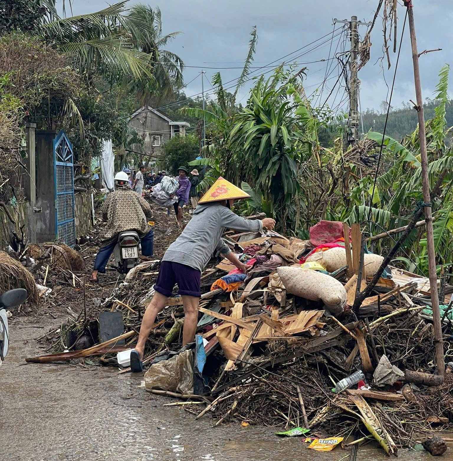 Hồi sinh sau lũ: Người đàn ông 'nổi tiếng' trên mạng do mặc áo... nữ nay thành người dẫn đường 8 Hồi sinh sau lũ: Người đàn ông 'nổi tiếng' trên mạng do mặc áo... nữ nay thành người dẫn đường - Ảnh 9.