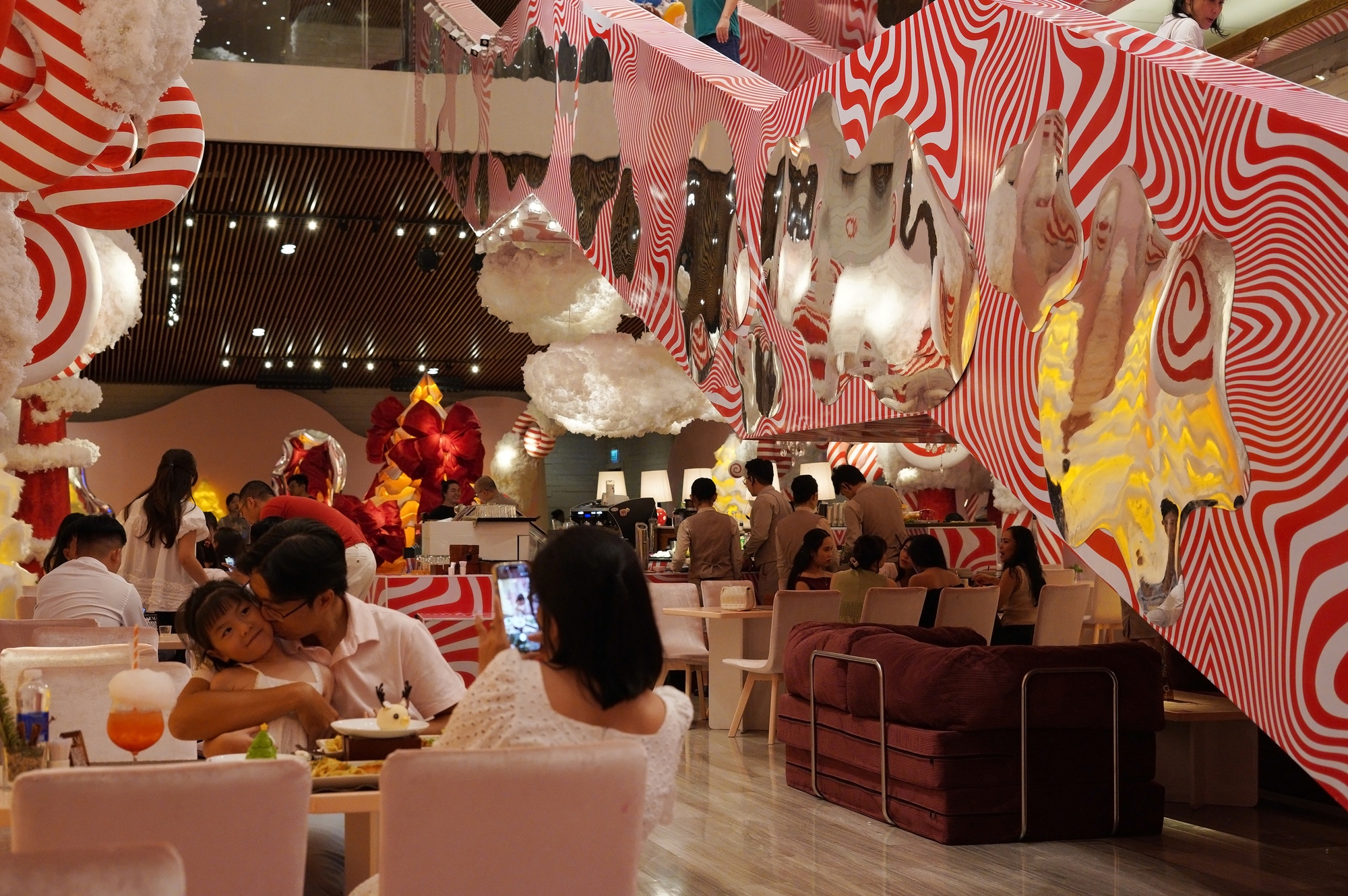 Cận cảnh quán cà phê Giáng sinh 200k/giờ ở TP.HCM, đáng thì thấy đáng nhưng trải nghiệm thì thật sự chưa xứng!- Ảnh 3.