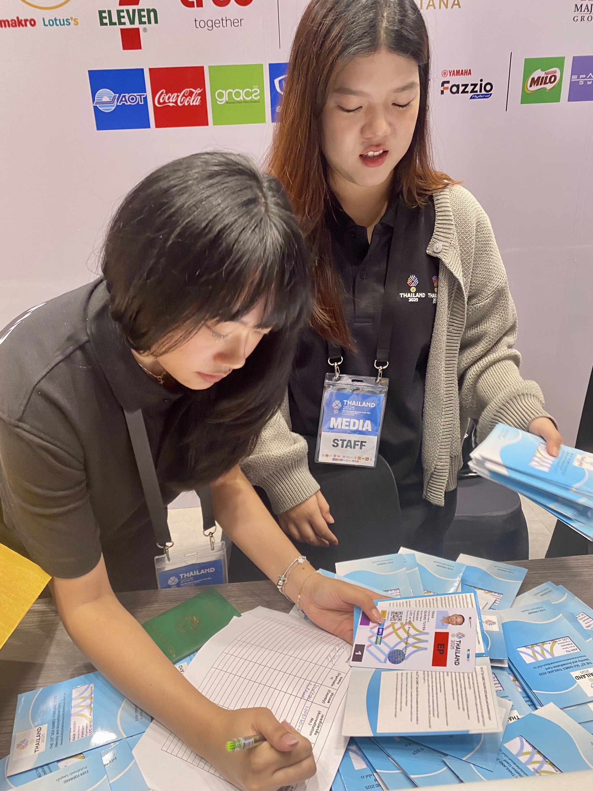 Nhọc nhằn ‘hành trình’ lấy thẻ tác nghiệp SEA Games, cầm trên tay mừng hơn bắt được vàng!- Ảnh 2.