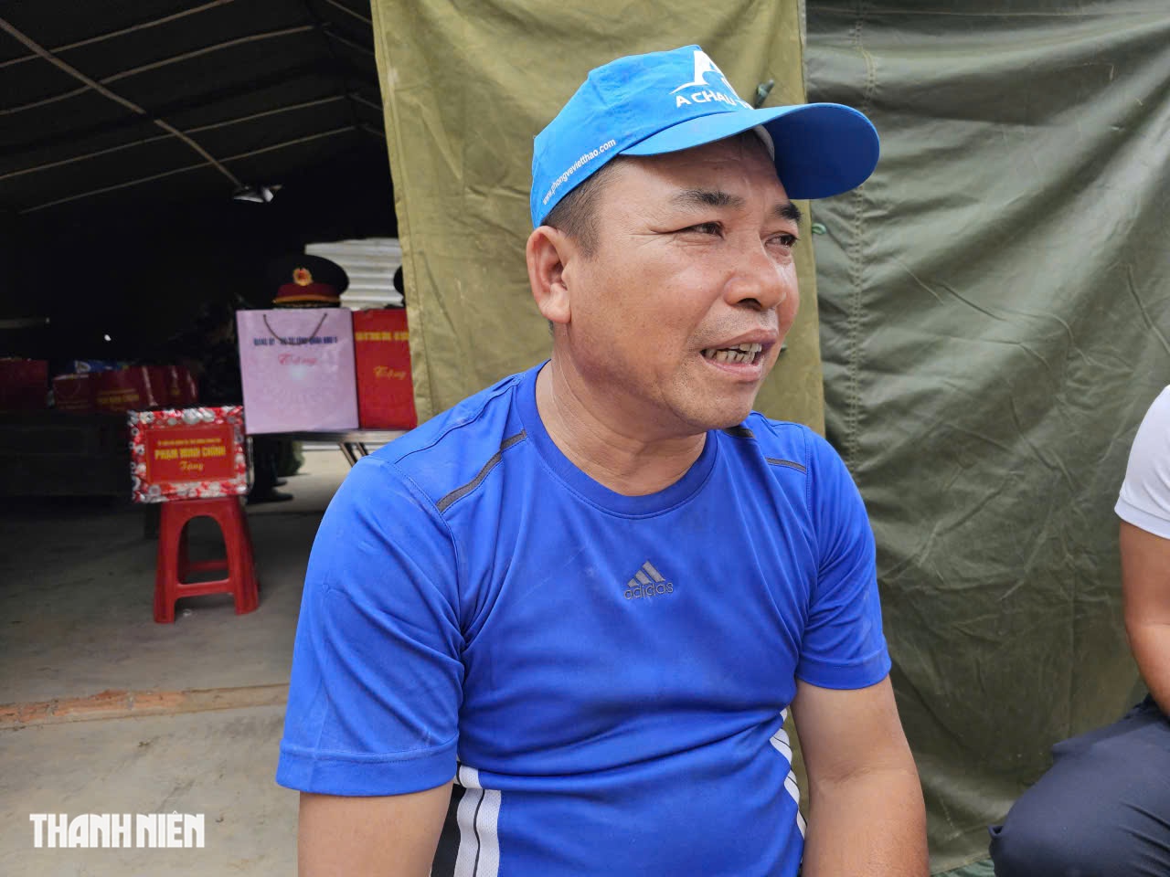 Vụ con trâu mắc kẹt trên mái nhà sau trận lũ lịch sử: Chủ trâu ra quyết định bất ngờ- Ảnh 4. Vụ con trâu mắc kẹt trên mái nhà sau trận lũ lịch sử: Chủ trâu ra quyết định bất ngờ- Ảnh 4.