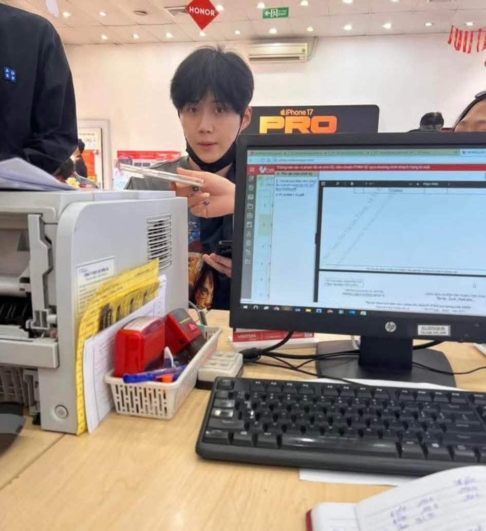 Kim Seon Ho dạo phố Hà Nội, mua cốm, mua cả... Iphone!- Ảnh 3.