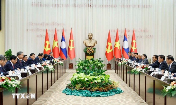 Cuộc gặp cấp cao giữa Đảng Cộng sản Việt Nam và Đảng Nhân dân Cách mạng Lào tại Vientiane hôm 2/12. Ảnh: TTXVN