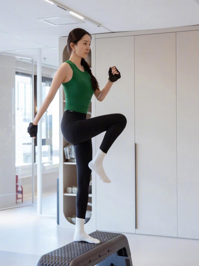 Trong hình ảnh mới chia sẻ trên Weibo, Dương Mịch khoe vóc dáng thon gọn, săn chắc. Ảnh: Weibo