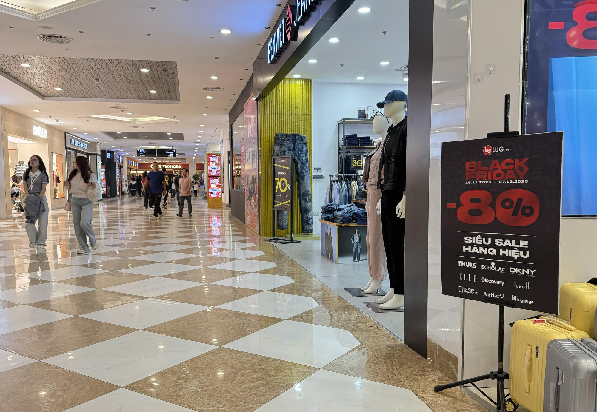 Black Friday ế ẩm, giảm 70 - 80% vẫn vắng khách - Ảnh 3.