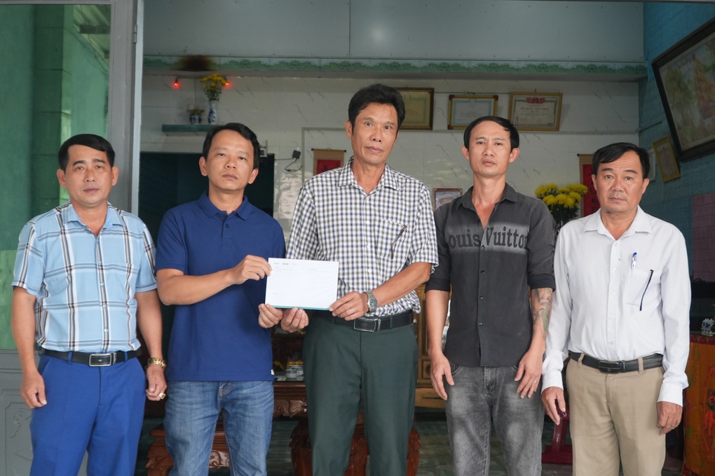 Năm ngày vượt biển về nhà, người đàn ông khóc nghẹn bên mộ vợ - 5