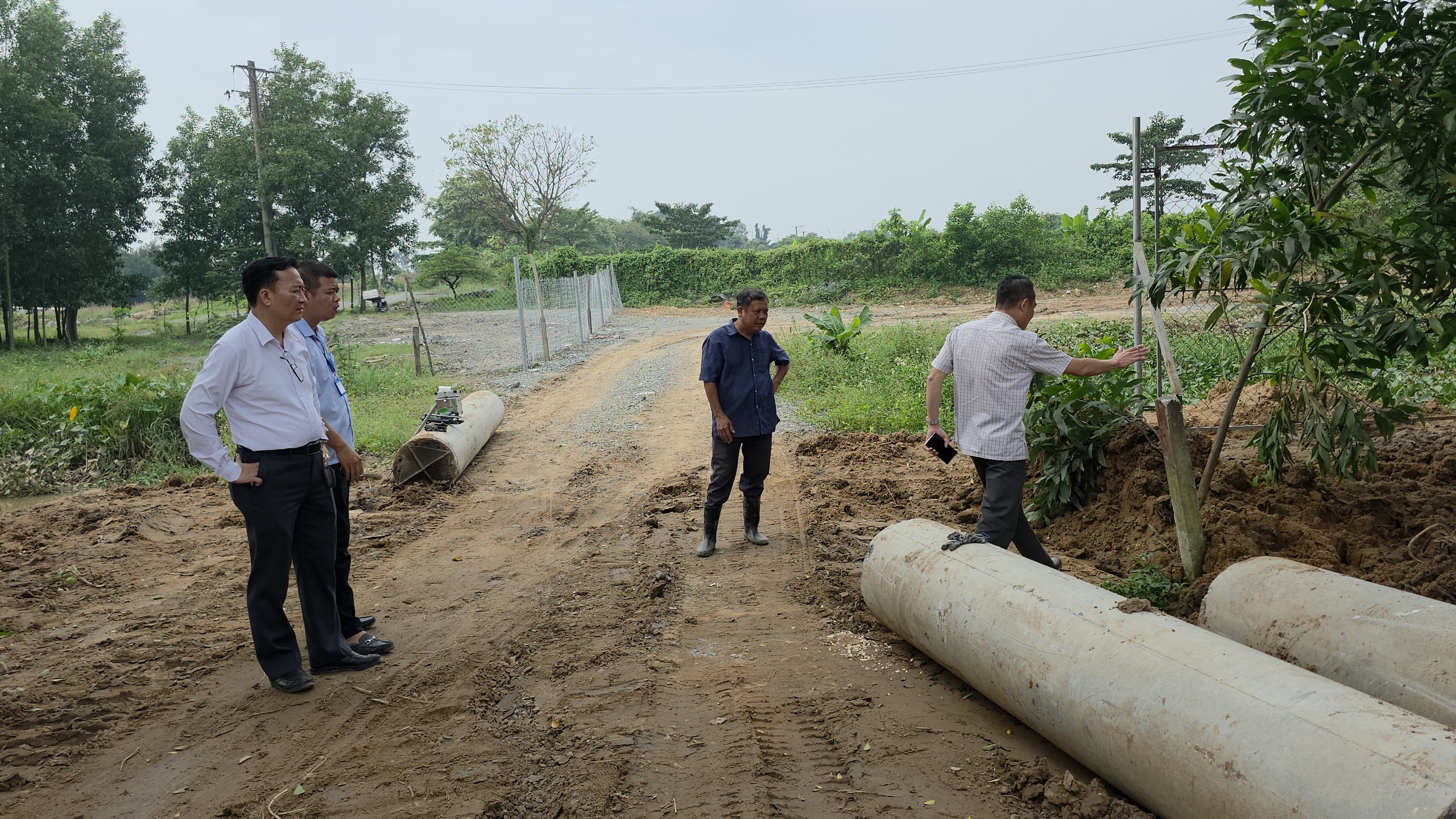 Các bãi chứa đều không phép 2 Thâm nhập 'đại công trường' san lấp trái phép: Các bãi chứa đều không phép - Ảnh 2.