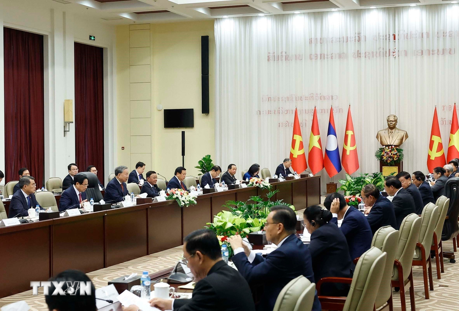Cuộc gặp cấp cao giữa Đảng Cộng sản Việt Nam và Đảng Nhân dân Cách mạng Lào - Ảnh 4.