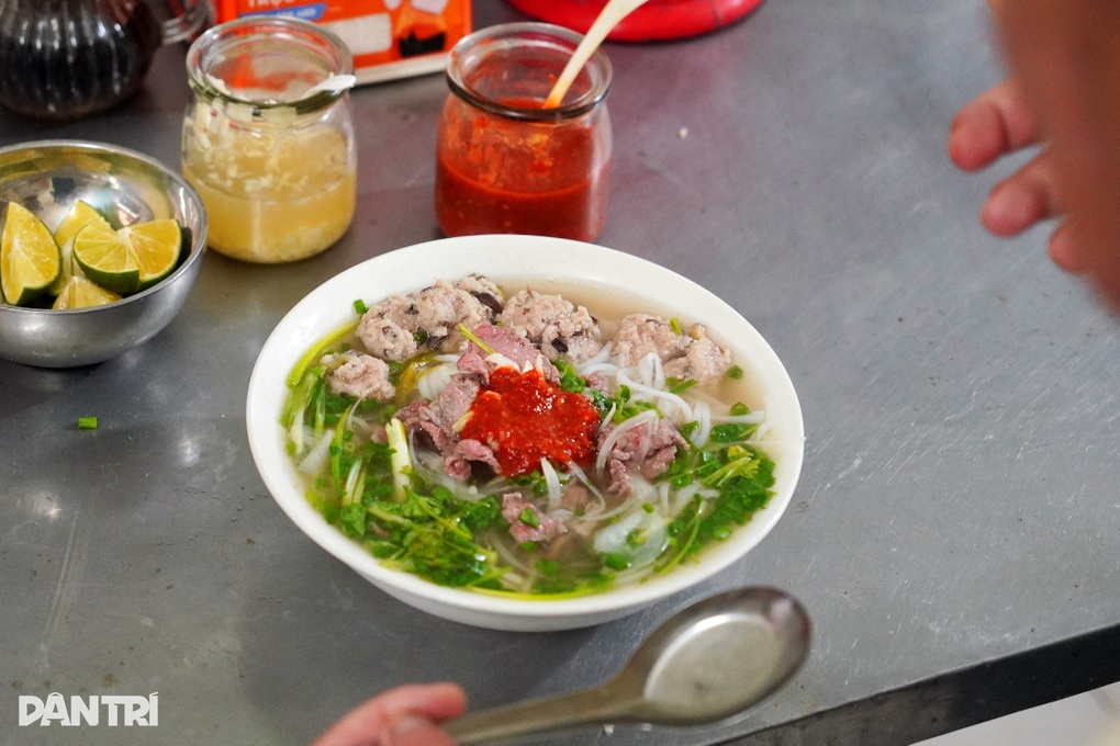 Bát phở 25.000 đồng trong quán rẻ nhất Hà Nội, nhiều năm không tăng giá - 3