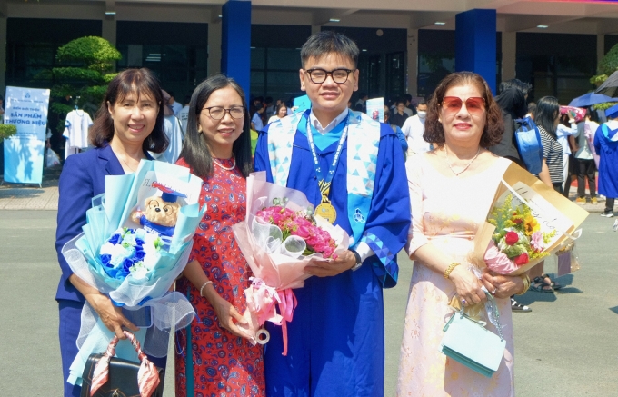 Quang chụp ảnh kỷ niệm cùng mẹ (ngoài cùng bên phải) và các cô giáo, ngày 30/11. Ảnh: Nhân vật cung cấp