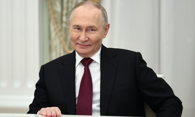 Tổng thống Putin mỉm cười trong cuộc trao đổi với phái đoàn Mỹ tại Điện Kremlin hôm 2/12. Ảnh: AP