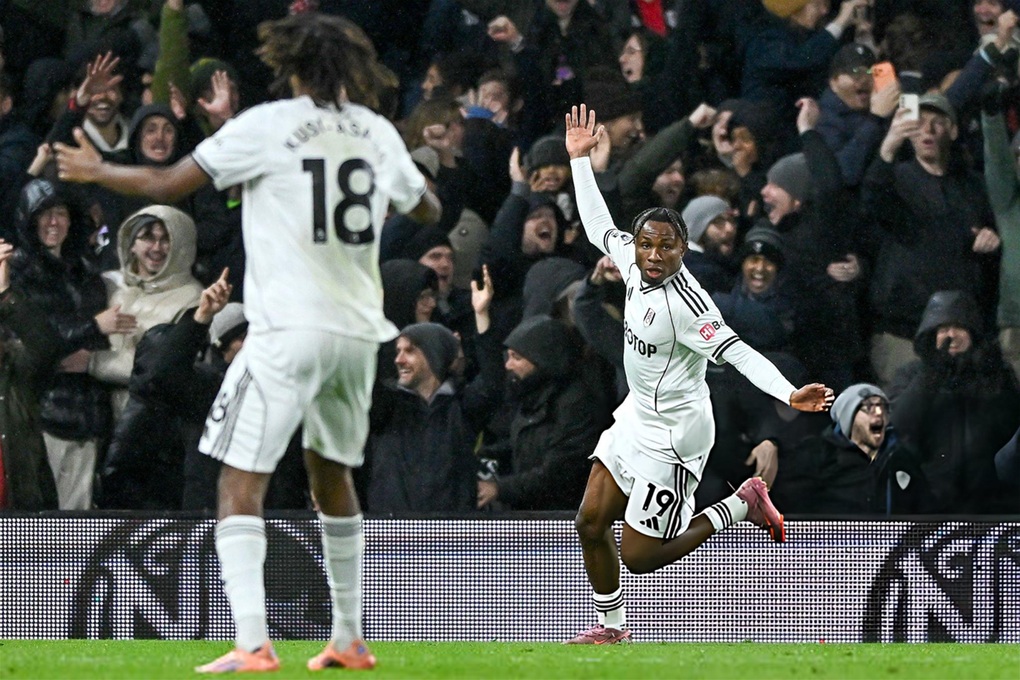 Hạ Fulham đầy kịch tính, Man City thu hẹp khoảng cách với Arsenal - 2