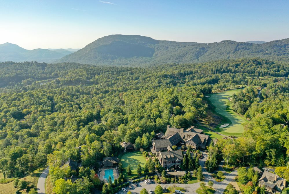 Phát hiện làng tỷ phú biệt lập có mật độ của cải cực cao, không chính quyền, không cảnh sát, đường sá khó khăn nhưng giới siêu giàu vẫn đổ xô đến mua nhà- Ảnh 4.