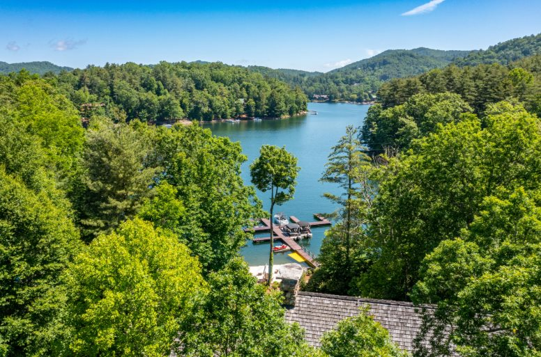 Phát hiện làng tỷ phú biệt lập có mật độ của cải cực cao, không chính quyền, không cảnh sát, đường sá khó khăn nhưng giới siêu giàu vẫn đổ xô đến mua nhà- Ảnh 6.