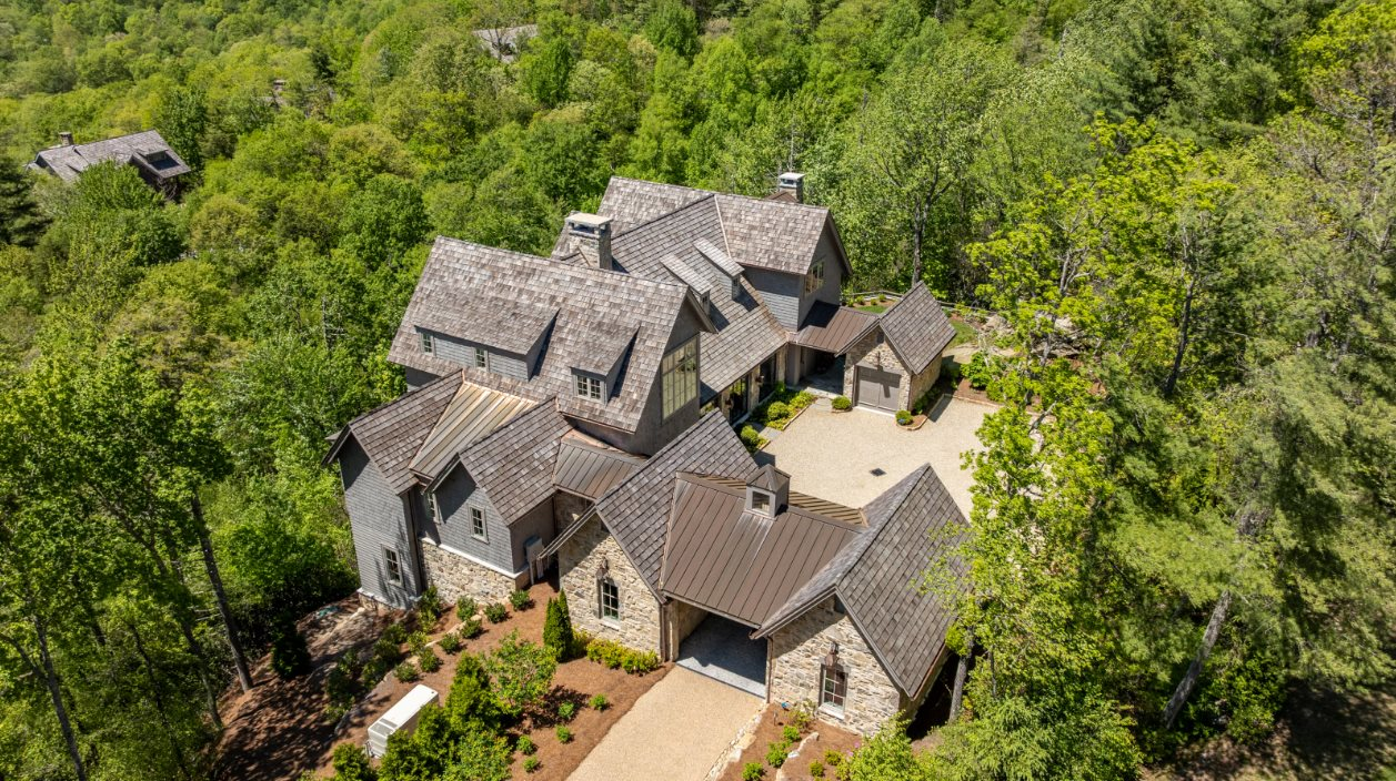 Phát hiện làng tỷ phú biệt lập có mật độ của cải cực cao, không chính quyền, không cảnh sát, đường sá khó khăn nhưng giới siêu giàu vẫn đổ xô đến mua nhà- Ảnh 7.