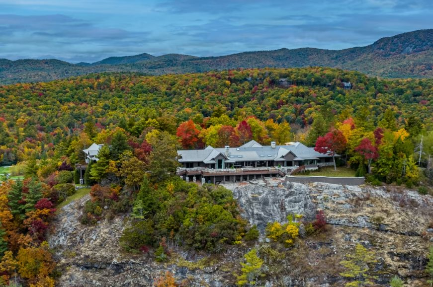 Phát hiện làng tỷ phú biệt lập có mật độ của cải cực cao, không chính quyền, không cảnh sát, đường sá khó khăn nhưng giới siêu giàu vẫn đổ xô đến mua nhà- Ảnh 8.