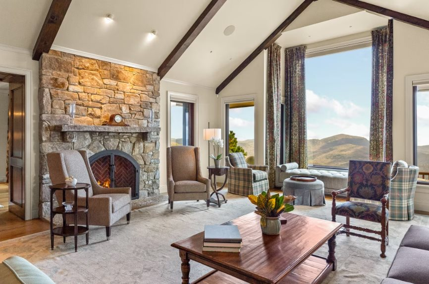 Phát hiện làng tỷ phú biệt lập có mật độ của cải cực cao, không chính quyền, không cảnh sát, đường sá khó khăn nhưng giới siêu giàu vẫn đổ xô đến mua nhà- Ảnh 9.