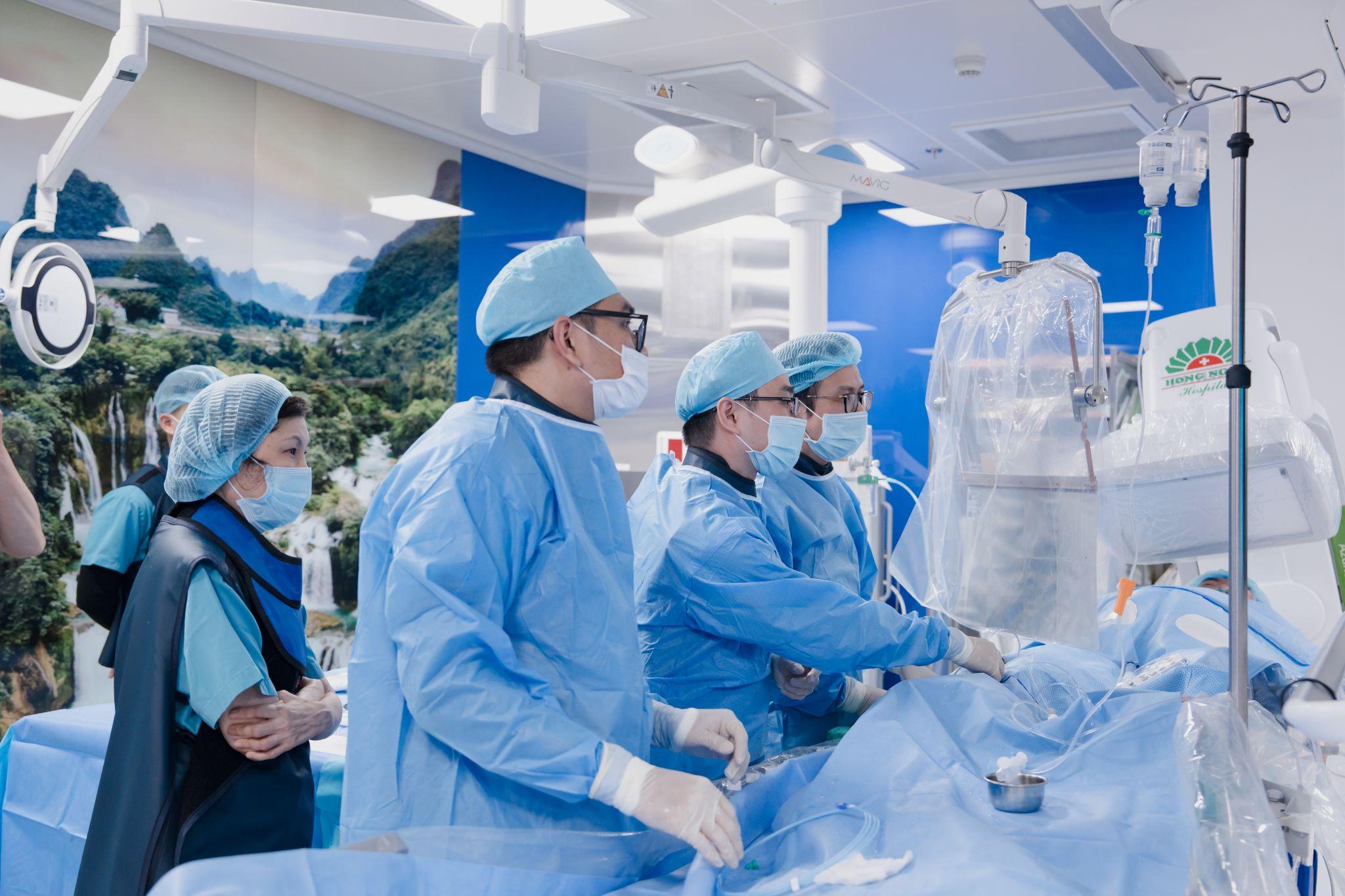 Khôi phục dòng máu nuôi tim cho bệnh nhân bị tái hẹp stent nghiêm trọng 2 Ê kíp tim mạch can thiệp BVĐK Hồng Ngọc tiến hành đặt stent cho ông N