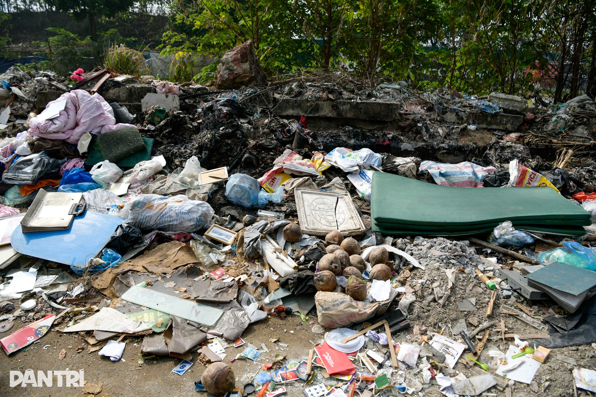 Hà Nội: Cư dân khổ sở vì sống cạnh bãi rác, ở tầng cao không dám mở cửa sổ - 7