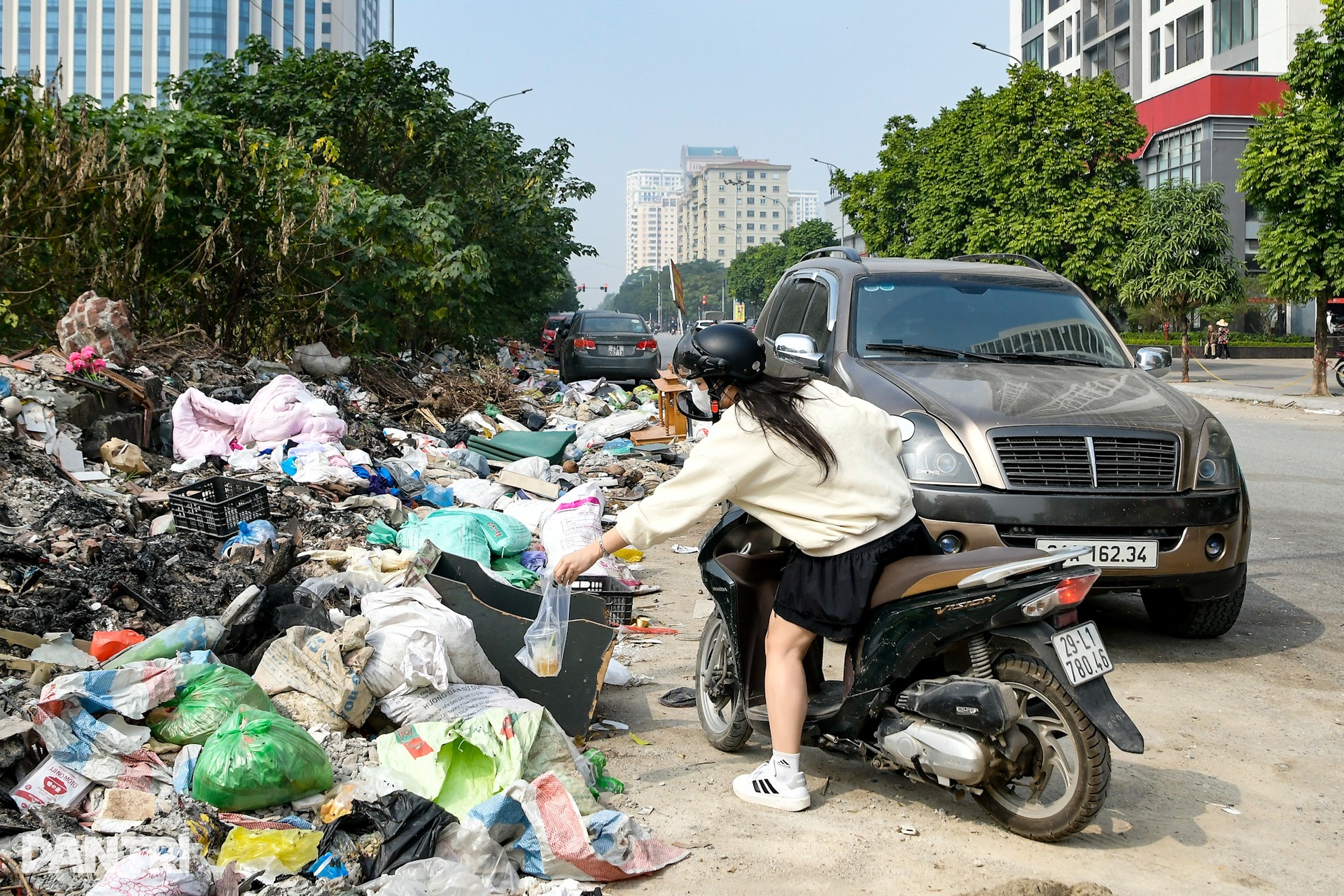 Hà Nội: Cư dân khổ sở vì sống cạnh bãi rác, ở tầng cao không dám mở cửa sổ - 9