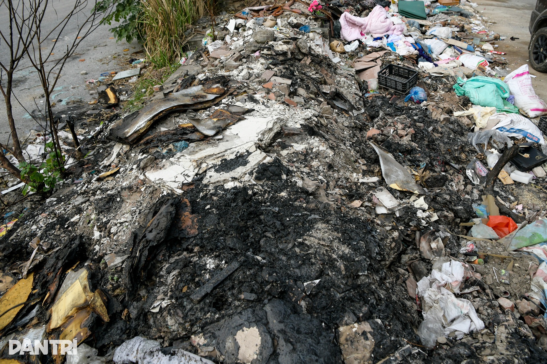 Hà Nội: Cư dân khổ sở vì sống cạnh bãi rác, ở tầng cao không dám mở cửa sổ - 12