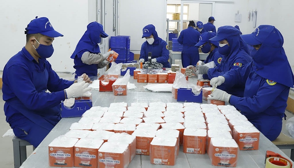 Hai thanh niên bị bắt vì mua bán 5 khối pháo hoa nổ - 2