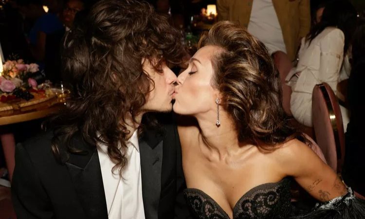 Miley Cyrus hôn bạn trai kém sáu tuổi tại Grammy