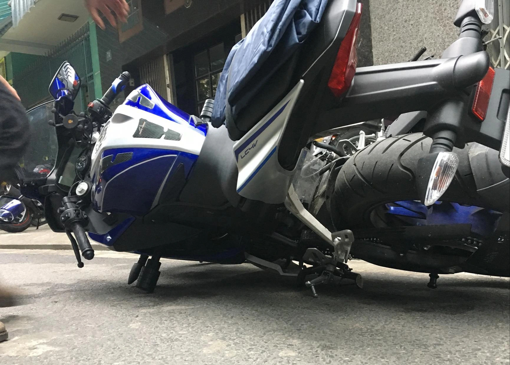 Gù chống đổ có bảo vệ được dàn áo mô tô, xe máy? - Ảnh 2.