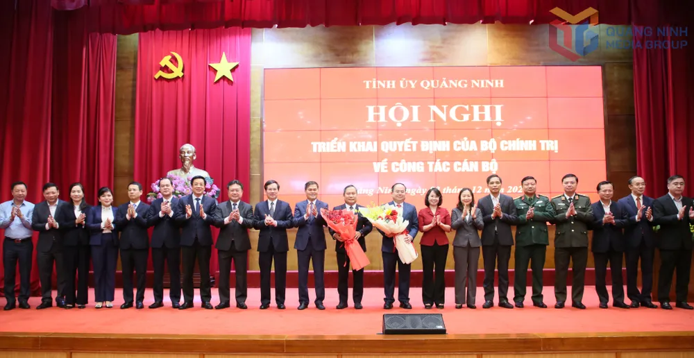 Thường trực Tỉnh ủy, HĐND, UBND, Ủy ban MTTQ và Đoàn ĐBQH tỉnh tặng hoa chúc mừng Tân Bí thư Quản Minh Cường và chia tay ông Vũ Đại Thắng. Ảnh: QMG quang-ninh-co-tan-bi-thu-tinh-uy-4.jpg