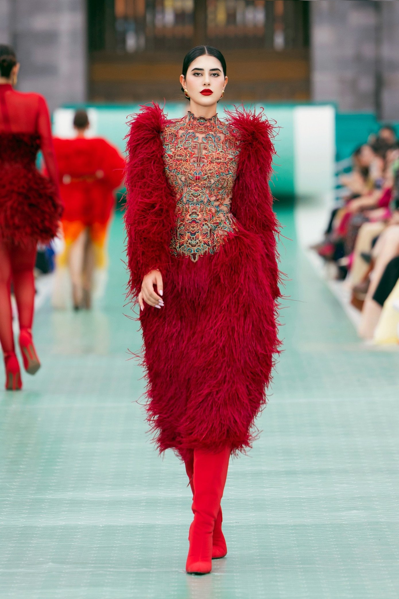 Điểm nhấn của chặng hành trình này là Fashion Show Hello Cosmo From Vietnam mùa 2, sự kiện mở màn chính thức trong khuôn khổ cuộc thi Miss Cosmo 2025. Tiếp nối thành công mùa 1 tại Tràng An (Ninh Bình), Hello Cosmo From Vietnam mùa 2 chọn Cố đô Huế, địa phương đăng cai Năm Du lịch Quốc gia 2025.