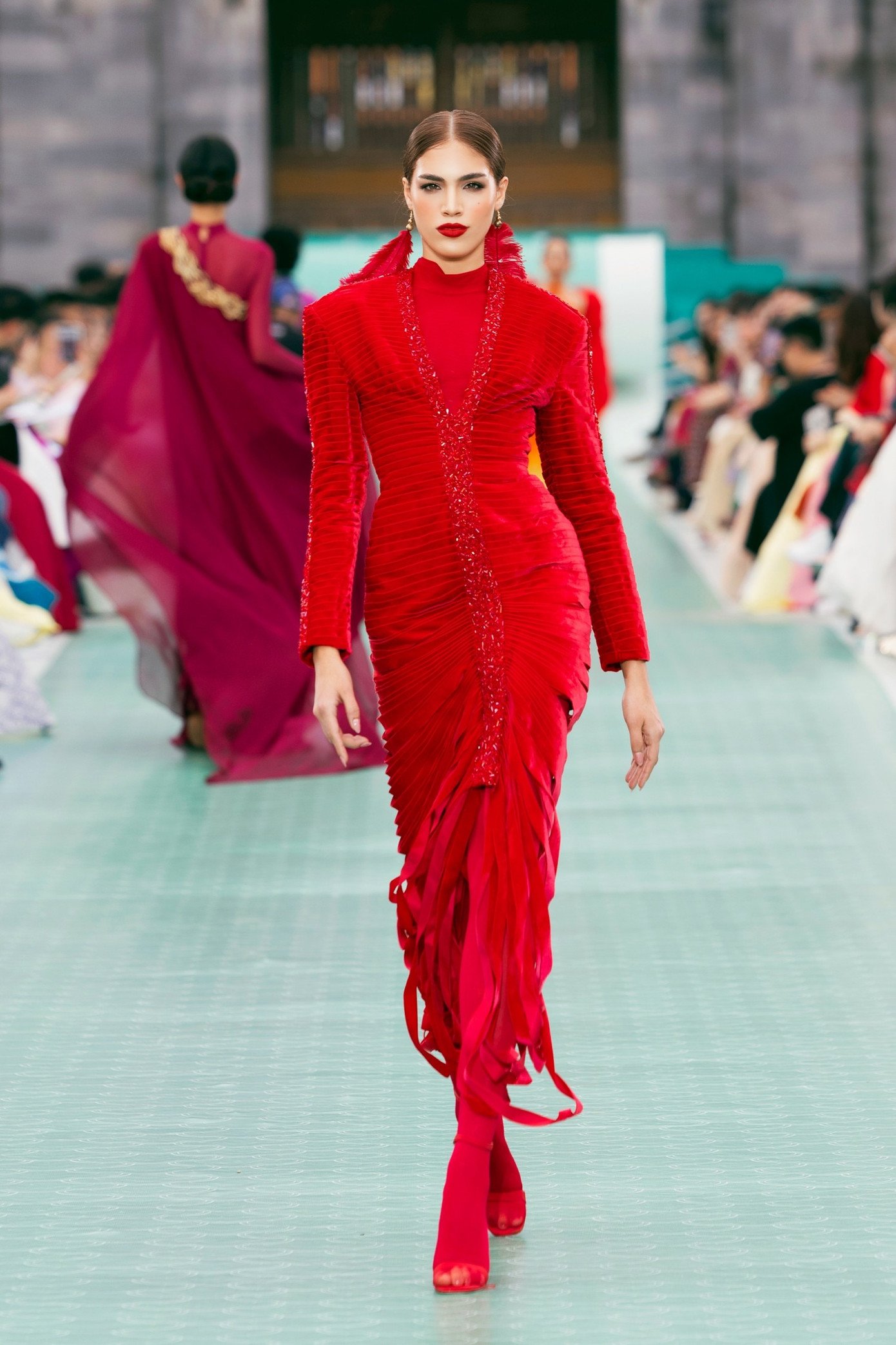 Điểm nhấn của chặng hành trình này là Fashion Show Hello Cosmo From Vietnam mùa 2, sự kiện mở màn chính thức trong khuôn khổ cuộc thi Miss Cosmo 2025. Tiếp nối thành công mùa 1 tại Tràng An (Ninh Bình), Hello Cosmo From Vietnam mùa 2 chọn Cố đô Huế, địa phương đăng cai Năm Du lịch Quốc gia 2025.