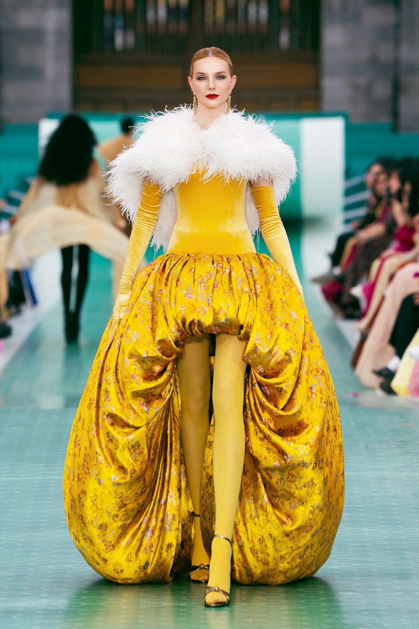 Miss Cosmo chọn Huế không chỉ vì đây là vùng đất di sản, mà bởi chính vẻ trầm mặc và giàu bản sắc của nơi đây đã tạo nên một phông nền văn hóa tuyệt đẹp. Lần đầu tiên, một sàn runway quy mô được thiết lập ngay trên trục chính Quảng trường Ngọ Môn, với sân khấu bắt qua hồ nước, tái hiện hành trình kết nối giữa các lớp không gian phong thủy Đất, Nước, Di sản, Con người.