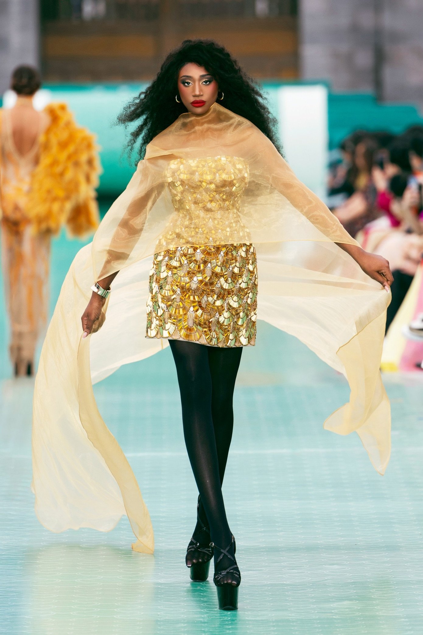 Miss Cosmo chọn Huế không chỉ vì đây là vùng đất di sản, mà bởi chính vẻ trầm mặc và giàu bản sắc của nơi đây đã tạo nên một phông nền văn hóa tuyệt đẹp. Lần đầu tiên, một sàn runway quy mô được thiết lập ngay trên trục chính Quảng trường Ngọ Môn, với sân khấu bắt qua hồ nước, tái hiện hành trình kết nối giữa các lớp không gian phong thủy Đất, Nước, Di sản, Con người.