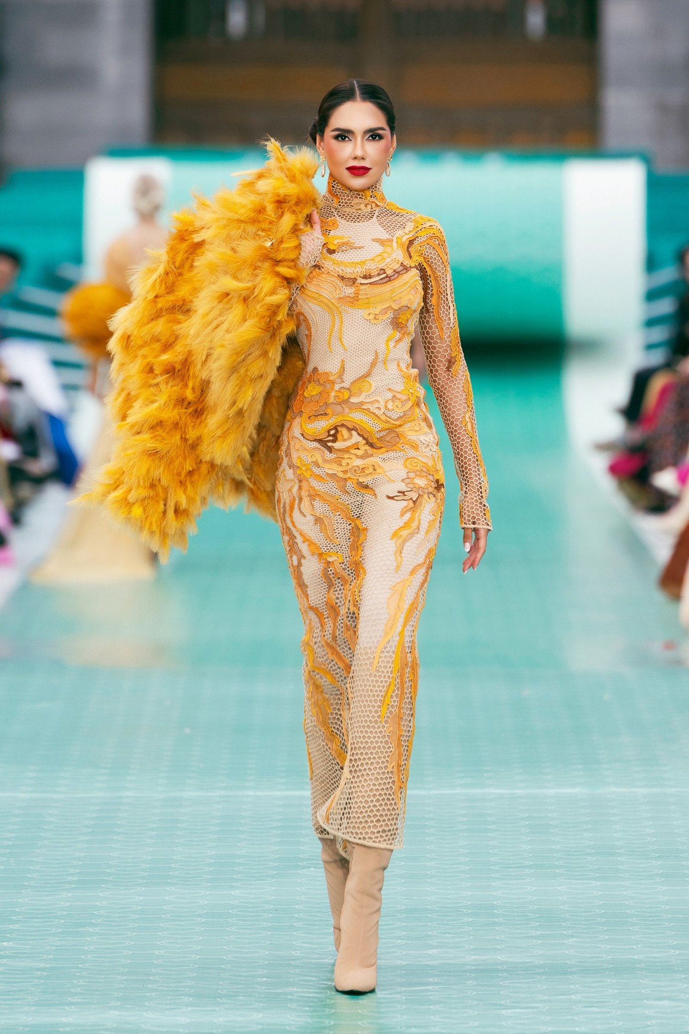 Miss Cosmo chọn Huế không chỉ vì đây là vùng đất di sản, mà bởi chính vẻ trầm mặc và giàu bản sắc của nơi đây đã tạo nên một phông nền văn hóa tuyệt đẹp. Lần đầu tiên, một sàn runway quy mô được thiết lập ngay trên trục chính Quảng trường Ngọ Môn, với sân khấu bắt qua hồ nước, tái hiện hành trình kết nối giữa các lớp không gian phong thủy Đất, Nước, Di sản, Con người.