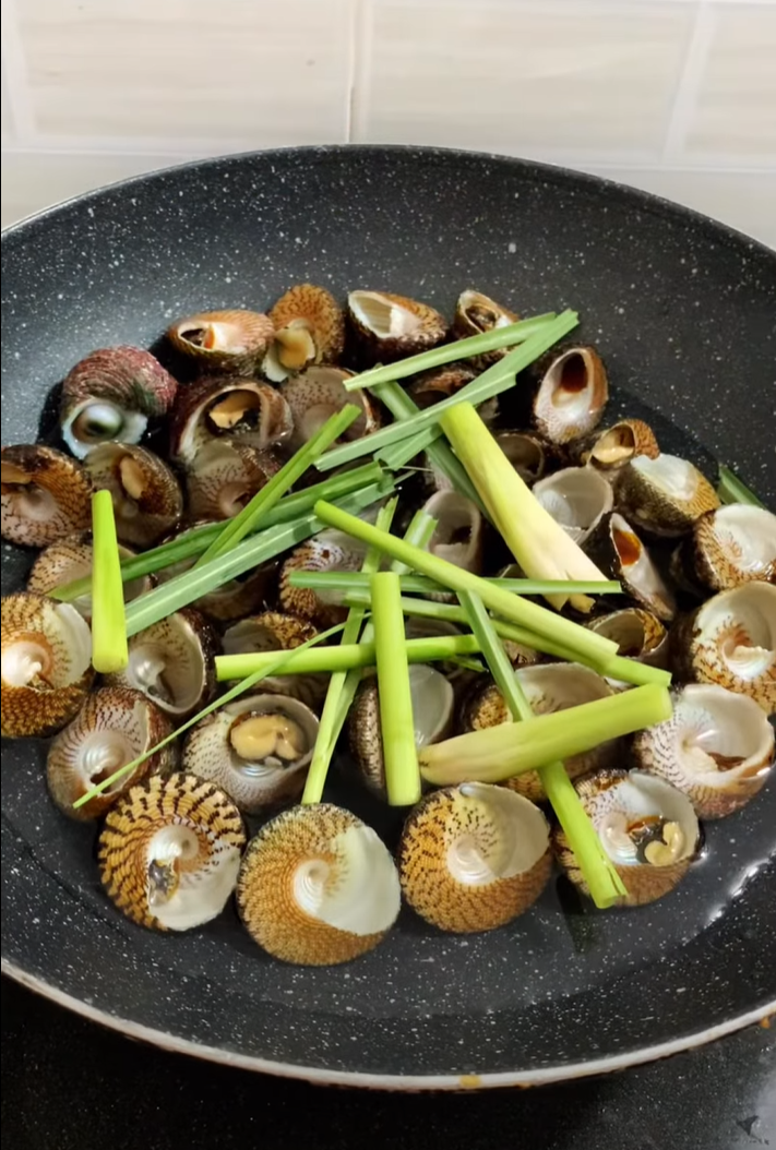 Ốc nón nướng muối và ốc nón luộc. Ảnh: Chuyện Thi ở đảo