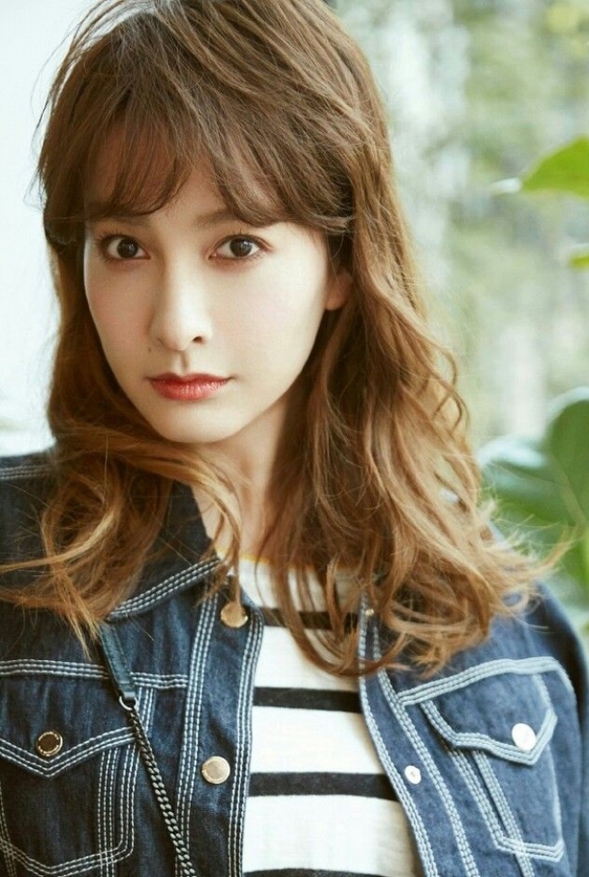 Ngô Hân từng nhiều lần bị công kích vì ghép cặp với các nam thần trong show giải trí.