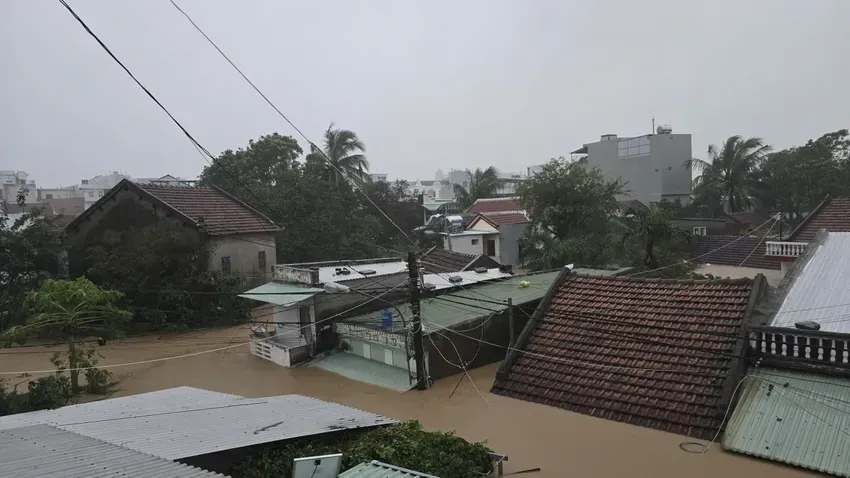 Nhiều căn nhà tại phường Tuy Hòa bị ngập nặng trong đợt mưa lũ vừa qua. Ảnh: T.T song-ba-ha-10-8686-3725-8914-833.jpg